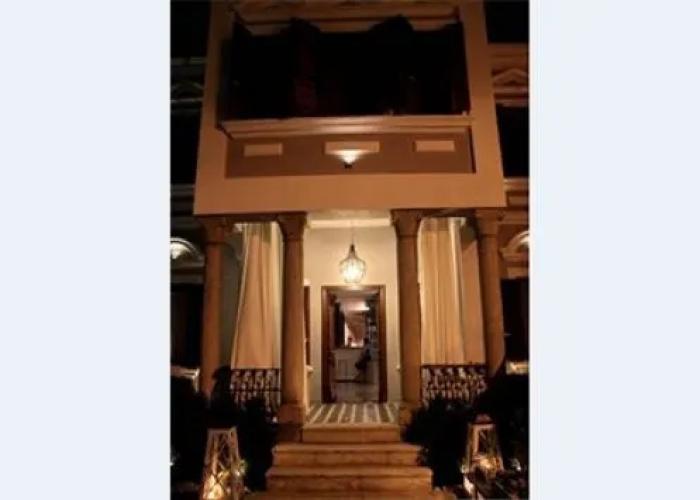 Life Gallery Hotel