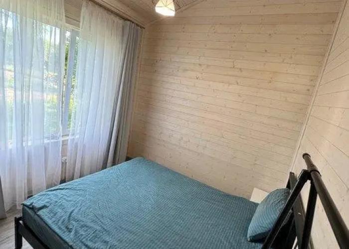 Uyutny dom s vidom na les