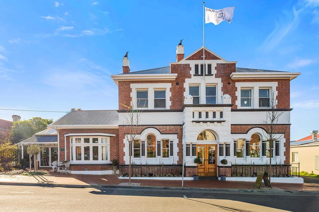 Cygnet Old Bank B & B Cafe & Gift Store