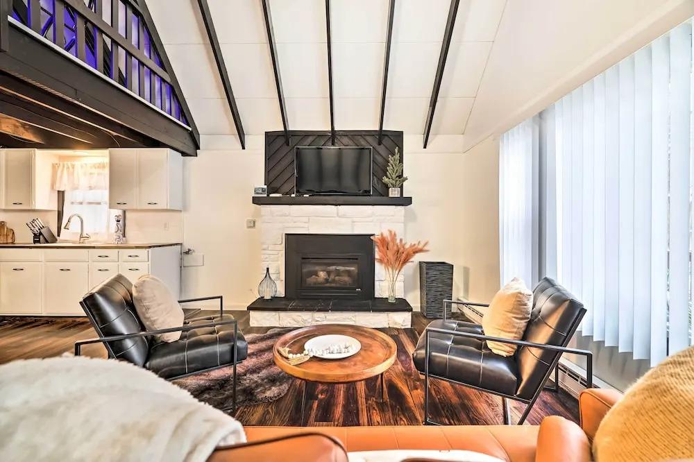 Pet-friendly Pocono Lake Cabin w/ Hot Tub!