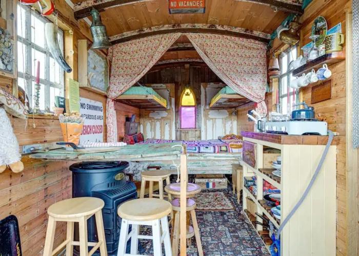Glamping Wagon - 1 x Double Bed, 2 x Single Bed