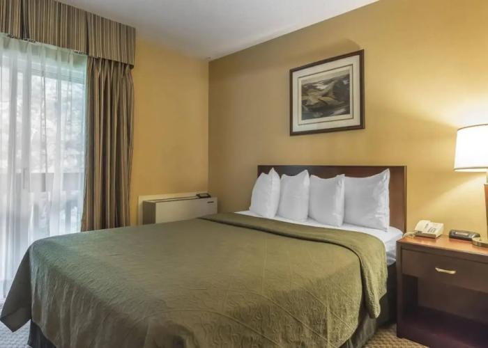 Jolly Roger Inn & Resort