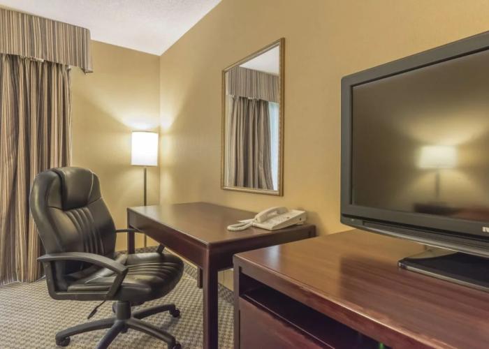 Jolly Roger Inn & Resort
