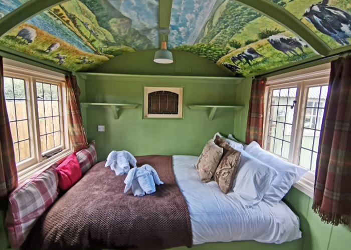 Stonehenge Inn & Shepherds Huts