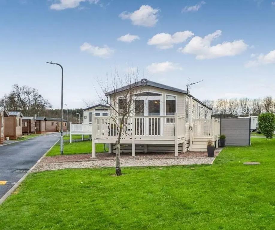 Apple Tree Lodge, Hot Tub, 3 Bedroom, 2 Bars