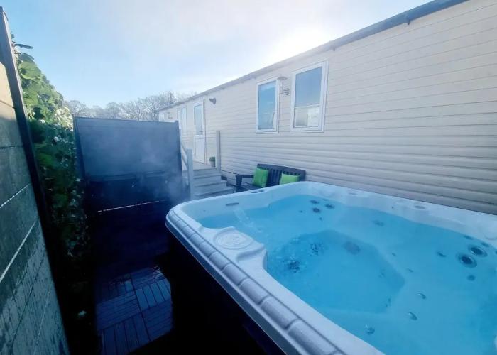 Apple Tree Lodge, Hot Tub, 3 Bedroom, 2 Bars