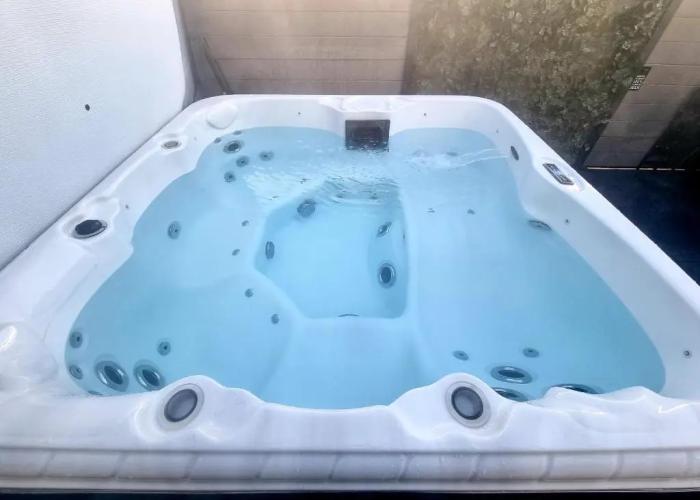 Apple Tree Lodge, Hot Tub, 3 Bedroom, 2 Bars