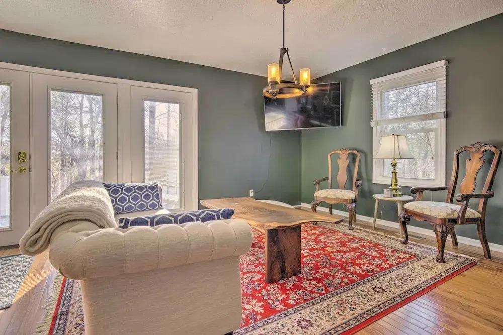 Blue Ridge Retreat w/ Mountain Views & Deck