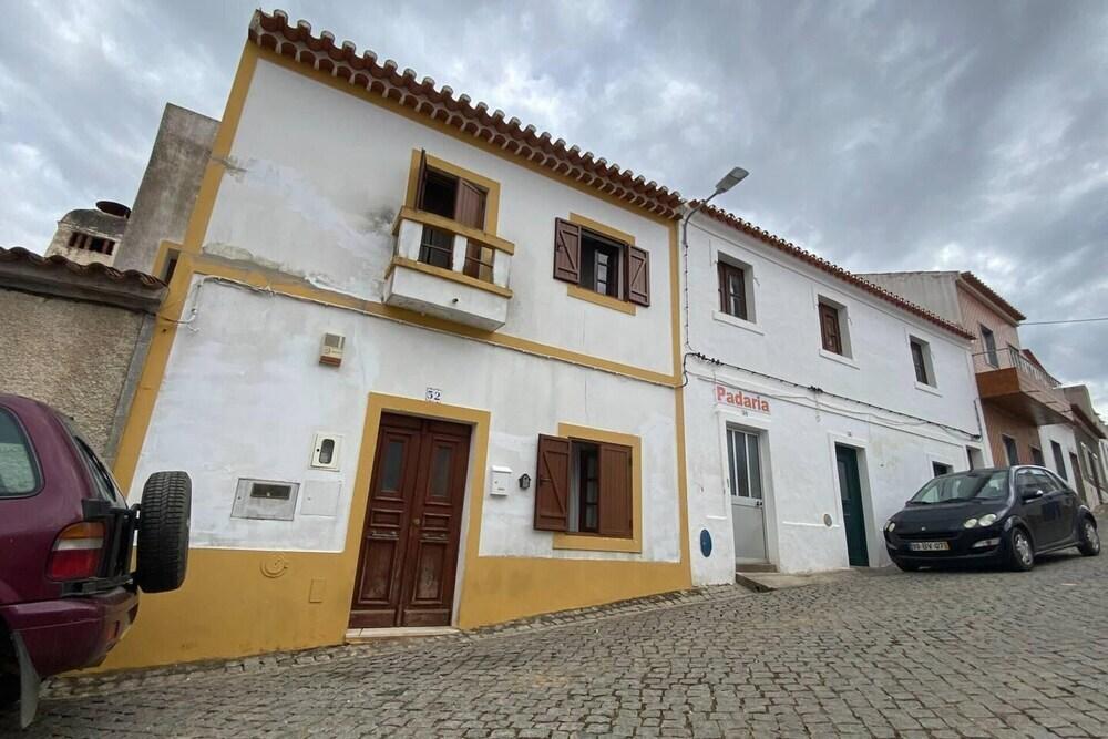 Charming 5-bed House in Granja