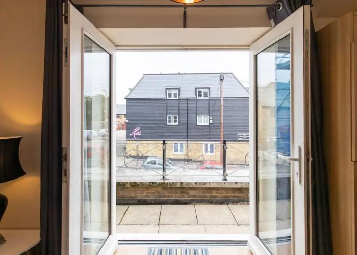 Velvet 1-bedroom Apartment With Balcony, Hoddesdon