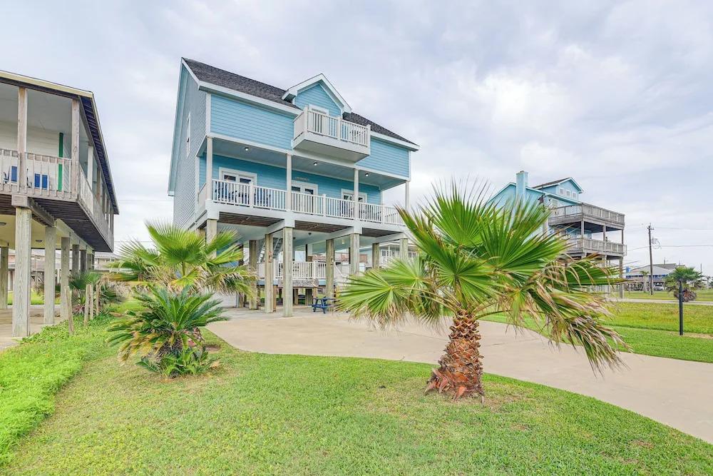 Steps From Gulf: Freeport Home w/ Water Views