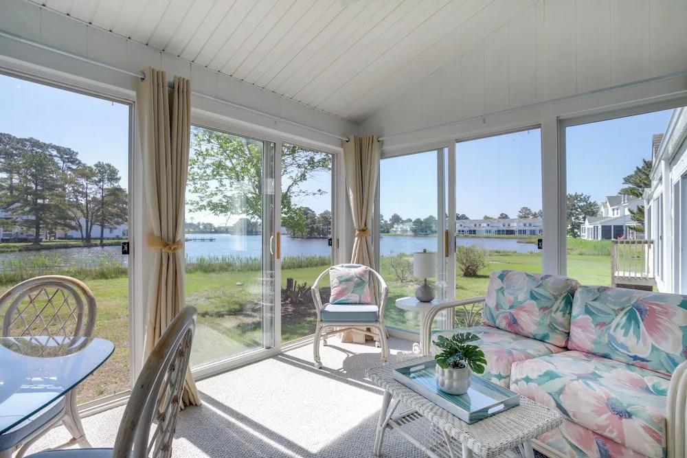 Porch & Water Views: Getaway in Mallard Lakes