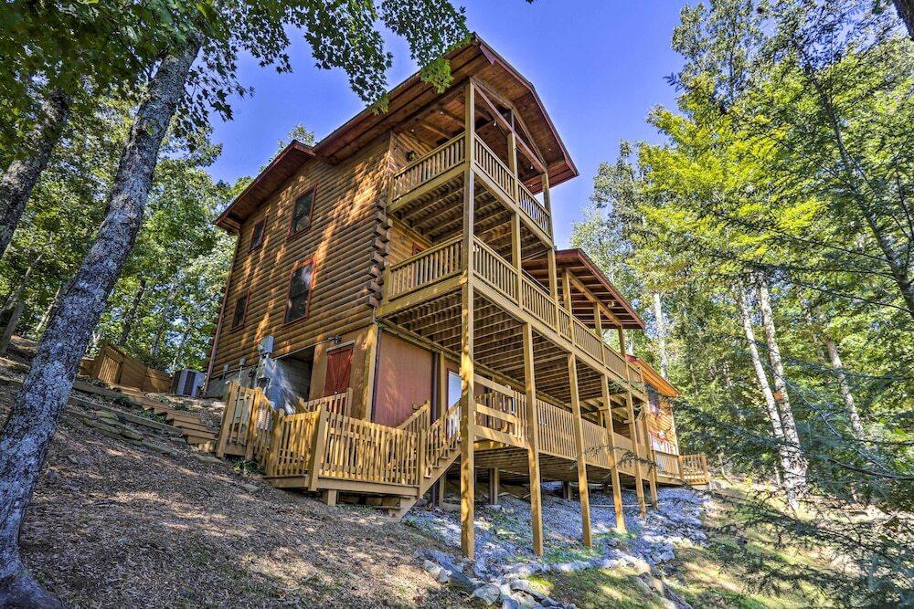 Lovely Log Cabin + Bunkhouse w/ Views & Yard!