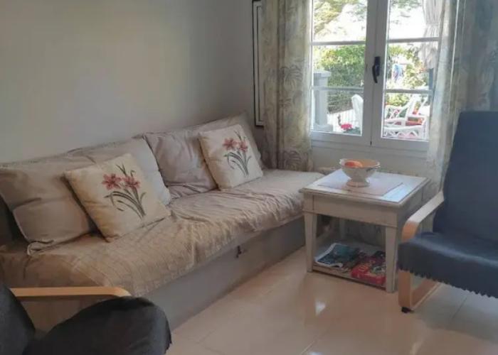 Marina Apartment With Garden by El Sirocco