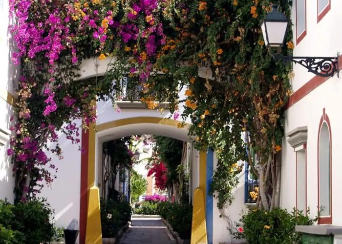 Marina Apartment With Garden by El Sirocco
