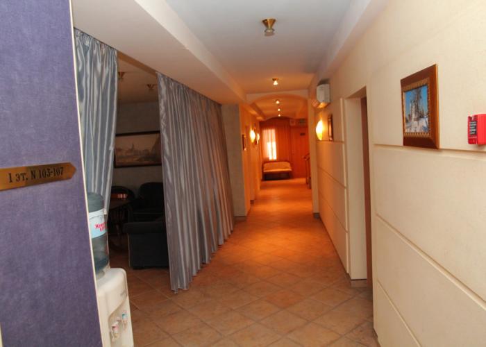 Chetyire Koronyi Hotel