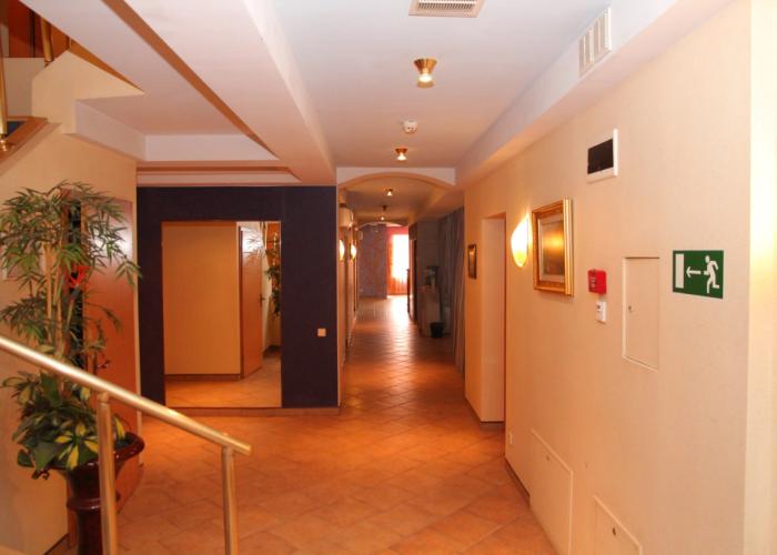 Chetyire Koronyi Hotel