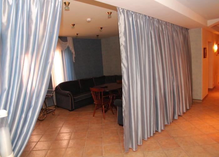 Chetyire Koronyi Hotel