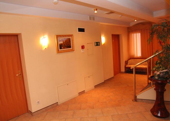 Chetyire Koronyi Hotel