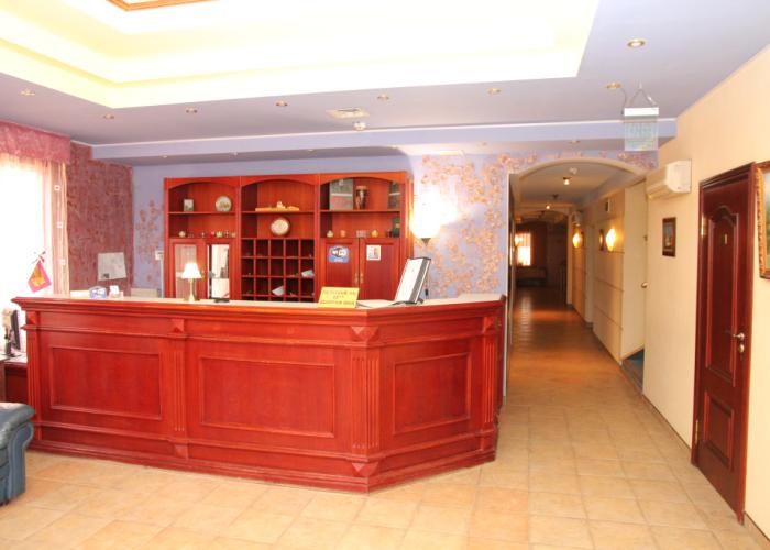 Chetyire Koronyi Hotel