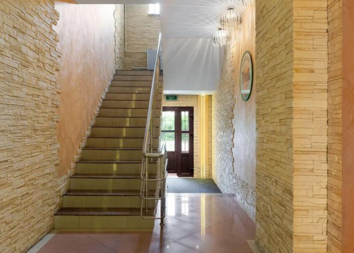 Grin Hotel