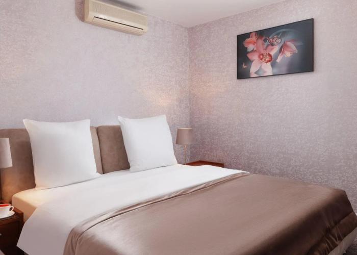Grin Hotel