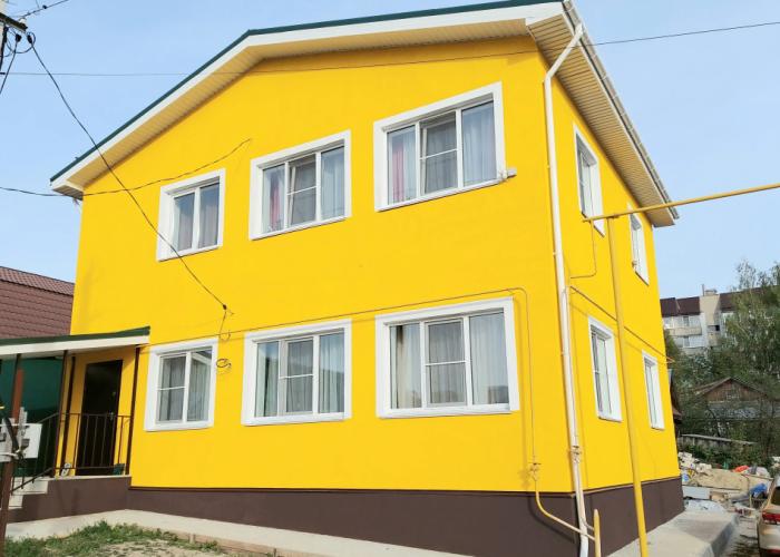 Ves pervyy etazh (100kv.m/) s 3 Spalnyami Novogo Gorodskogo Kottedzha Apartments