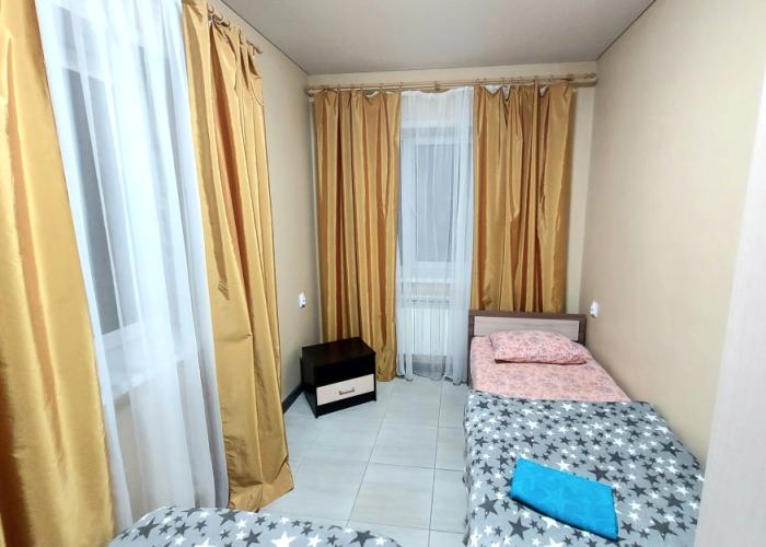 Ves pervyy etazh (100kv.m/) s 3 Spalnyami Novogo Gorodskogo Kottedzha Apartments