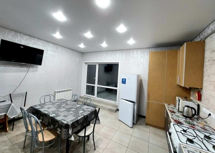 Ves pervyy etazh (100kv.m/) s 3 Spalnyami Novogo Gorodskogo Kottedzha Apartments