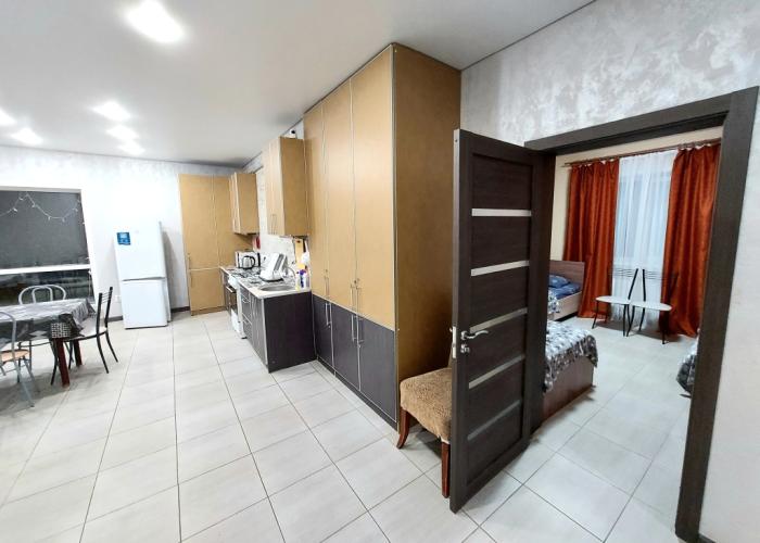 Ves pervyy etazh (100kv.m/) s 3 Spalnyami Novogo Gorodskogo Kottedzha Apartments