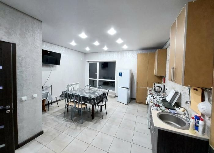 Ves pervyy etazh (100kv.m/) s 3 Spalnyami Novogo Gorodskogo Kottedzha Apartments