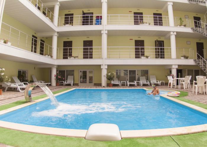 Na Eskadronnoj Hotel