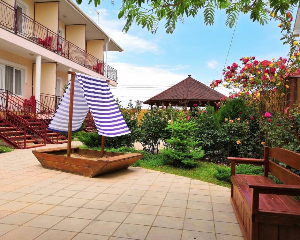 Uyutnyij Dvorik Guest House