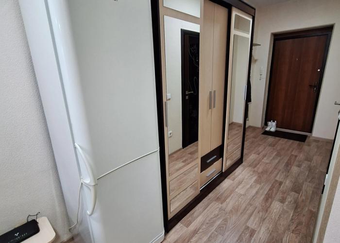 U Aeroporta Tolmachevo Flat