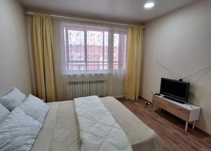 U Aeroporta Tolmachevo Flat