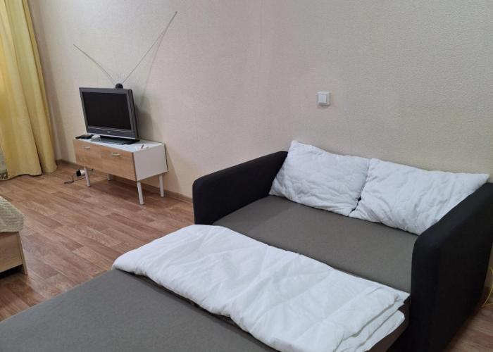 U Aeroporta Tolmachevo Flat