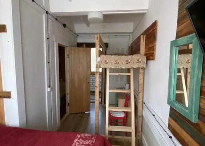 Kamorka S Lezhankoj U Okna Hotel