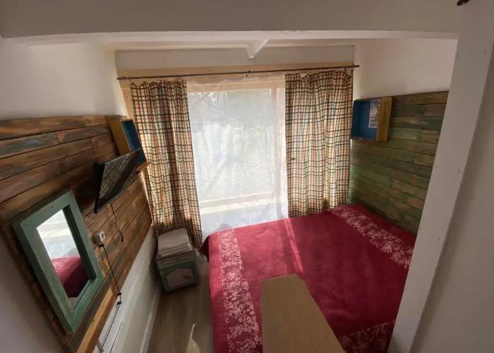 Kamorka S Lezhankoj U Okna Hotel