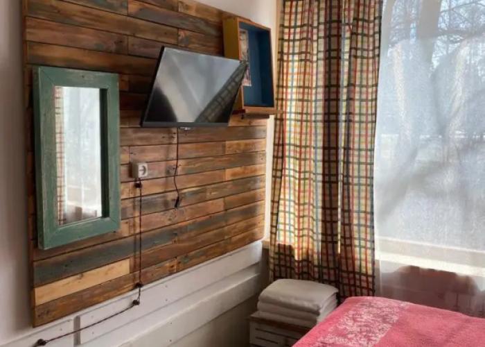 Kamorka S Lezhankoj U Okna Hotel