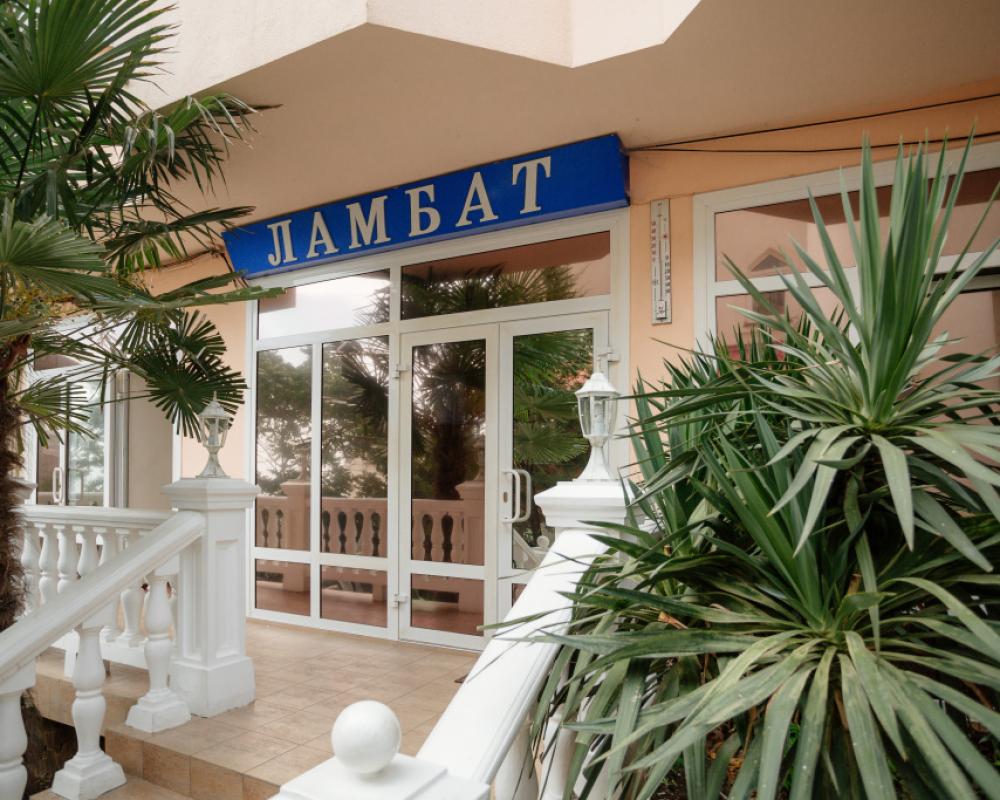 Lambat Hotel
