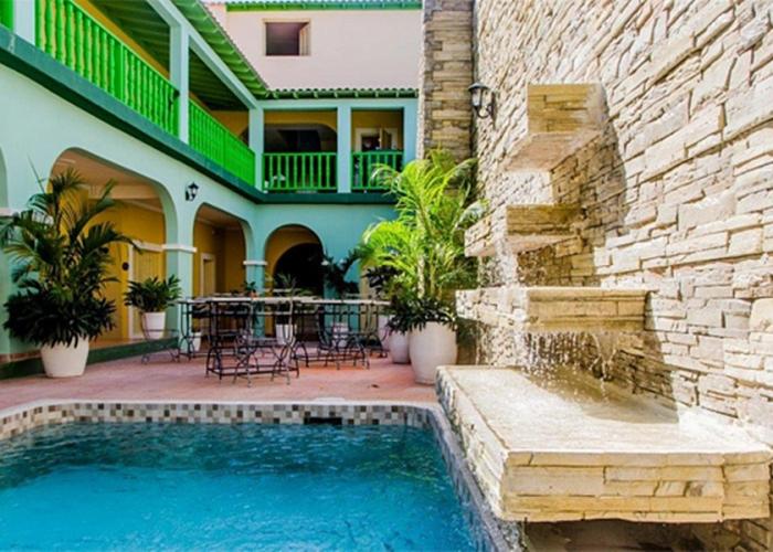 Hotel E La Calesa