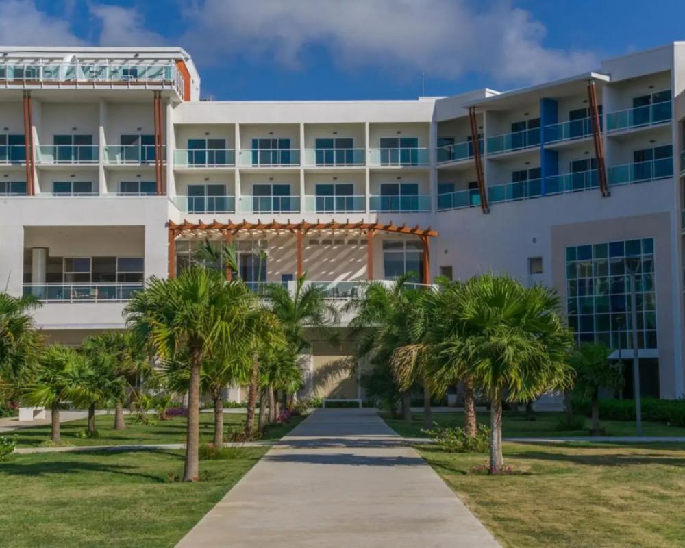 Gran Muthu Almirante Beach