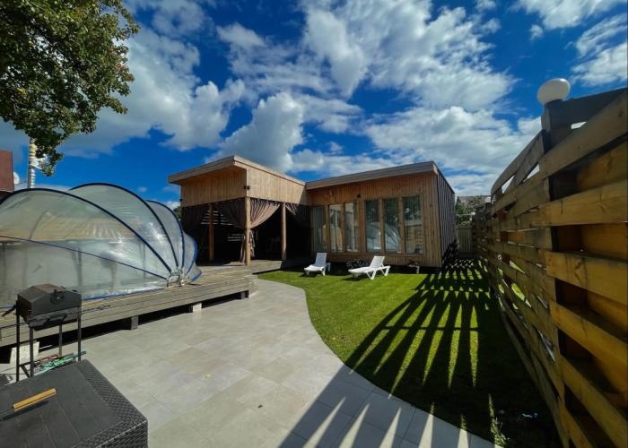 Cherniy Dom V Khvalinske Guest House