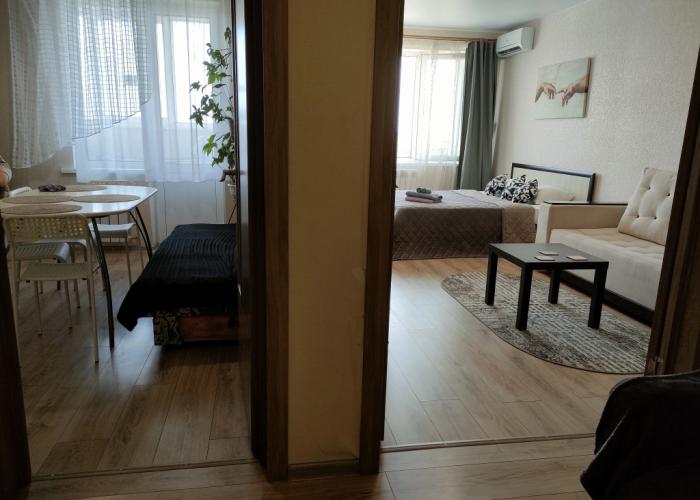 Kvartira s Vannoy i Udobnym Parkingom Flat