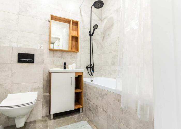V tsentre Novorossiyska s vidom na gory i gorod LetoApart Apartments