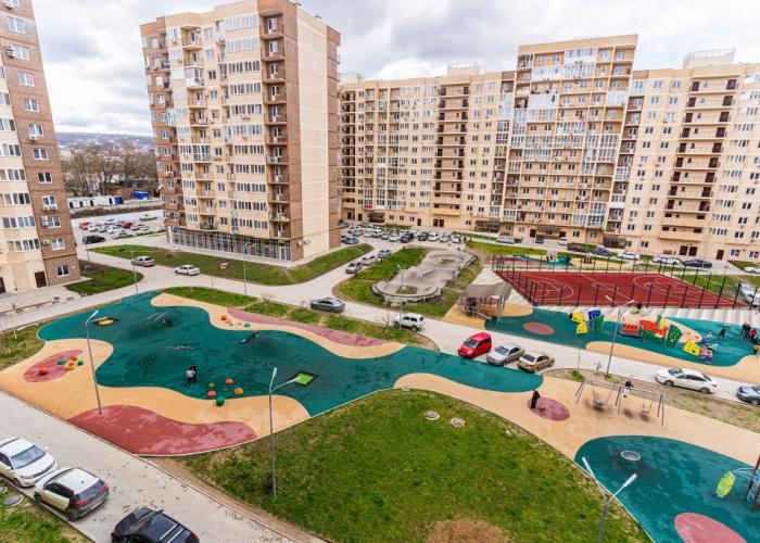 V tsentre Novorossiyska s vidom na gory i gorod LetoApart Apartments