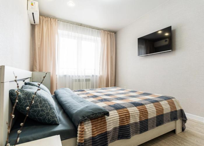 V tsentre Novorossiyska s vidom na gory i gorod LetoApart Apartments