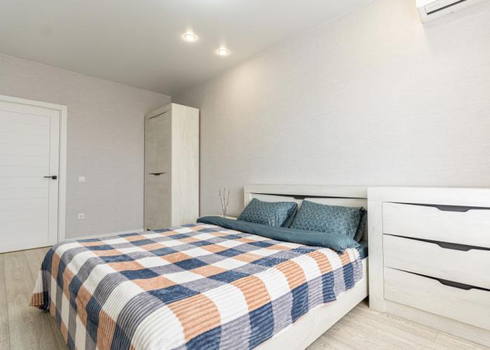 V tsentre Novorossiyska s vidom na gory i gorod LetoApart Apartments