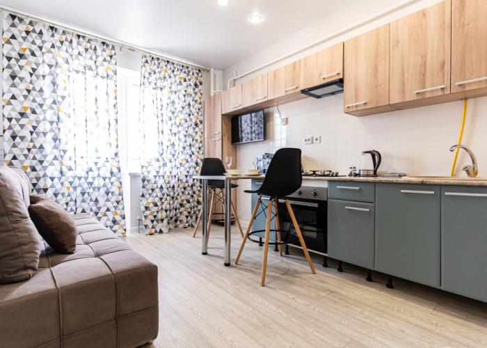 V tsentre Novorossiyska s vidom na gory i gorod LetoApart Apartments