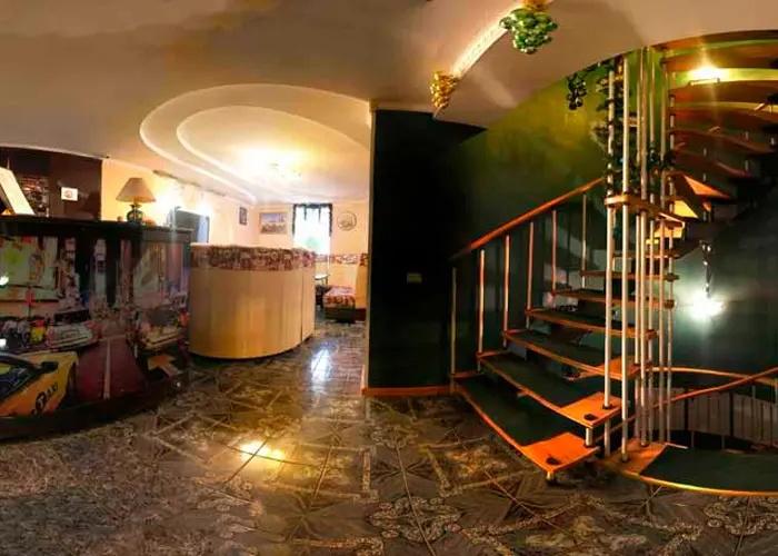 Puteshestvennik Guest House